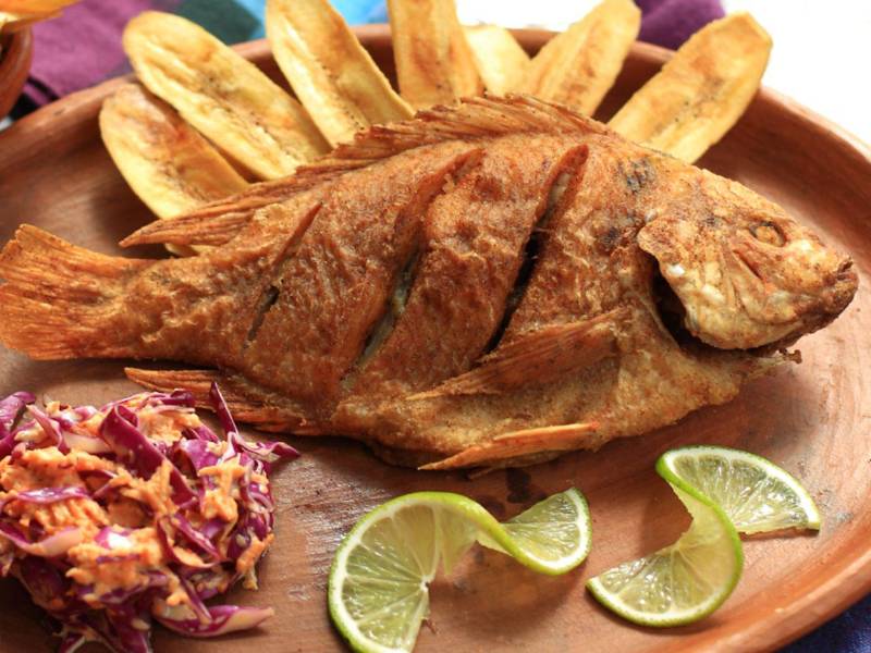 Acompañado con ensalada de repollo, encurtido y una salsa casera, este platillo es una verdadera fiesta de sabores hondureños.