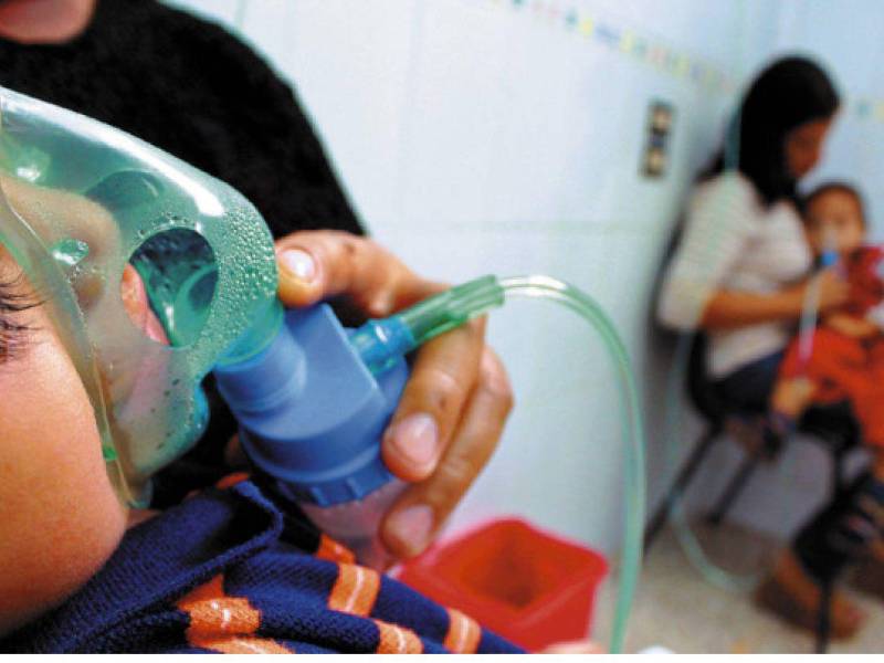 Los síntomas de la influenza son fiebre, tos seca, congestión nasal, dolor de garganta, muscular y de articulaciones.