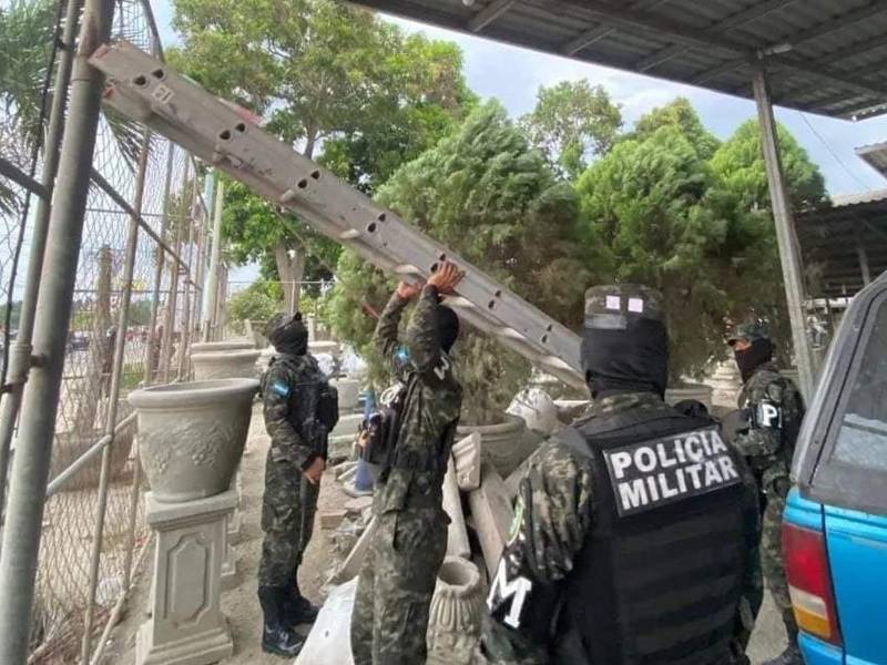 Policías militares cuando desintalaban las cámaras.