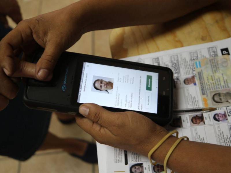 Muchos votos, actas de mesas, quedaron sin procesar esa noche, lo que generó incertidumbre desde el primer momento.