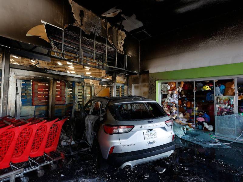 Fotografía de un vehículo incendiado en un centro comercial por presuntos integrantes del crimen organizado este domingo, tras el abatimiento de Nemesio Oseguera Cervantes, alias El Mencho, líder del Cártel Jalisco Nueva Generación (CJNG), en Guadalajara (México).