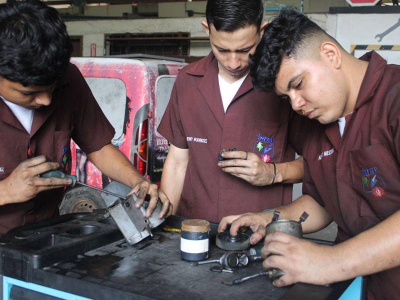 Estudiantes del Infop en sus prácticas de talleres.