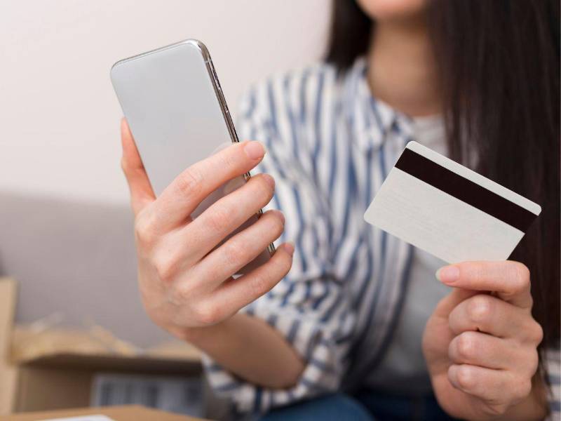 Los emigrantes realizan los envíos de remesas por medio de aplicaciones difitales usando tarjetas de débito, tarjeta de crédito y cuenta bancaria.