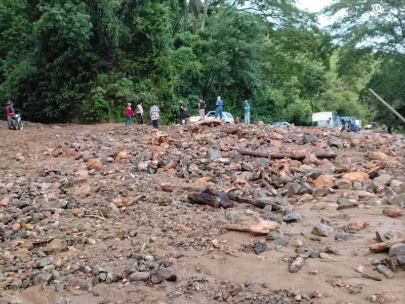 Derrumbes a la altura del sector de Cuyamapa, Yoro, han dejado la vía completamente bloqueada y sin paso.