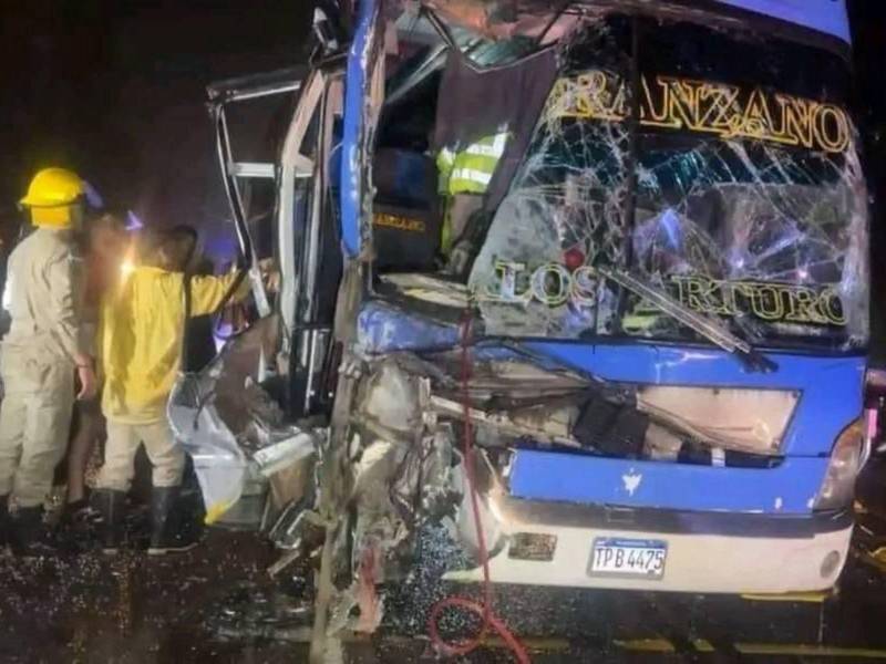 Bomberos rescatan a personas accidentadas en la carretera CA-5.