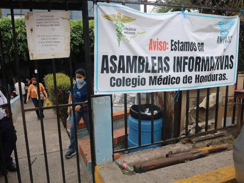 Pacientes regresan sin atención médica tras largas horas de espera, debido a la limitada consulta externa en la mayoría de los centros asistenciales.