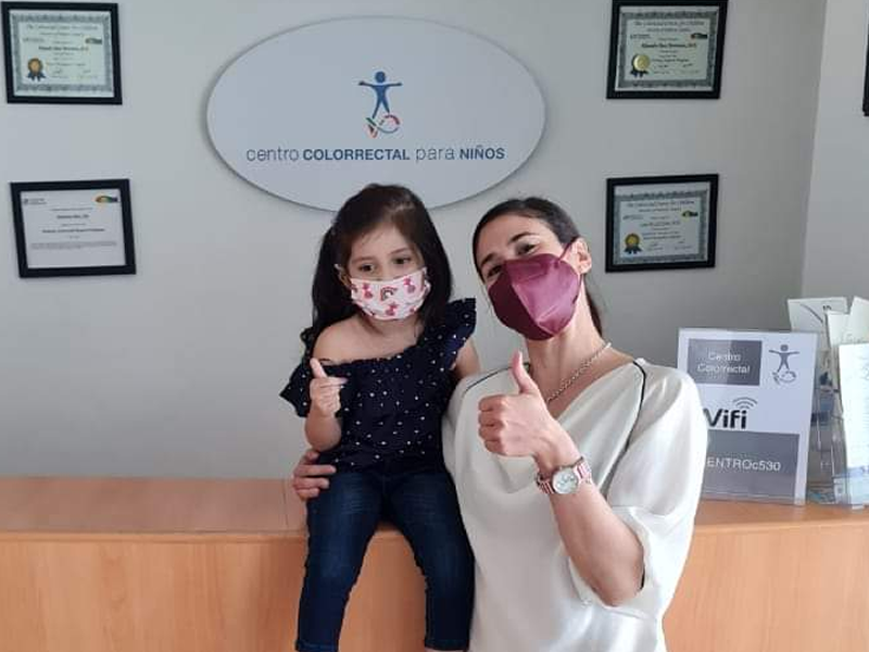 Mafer durante su primer visita al Centro Colorrectal para niños en Puebla, México.