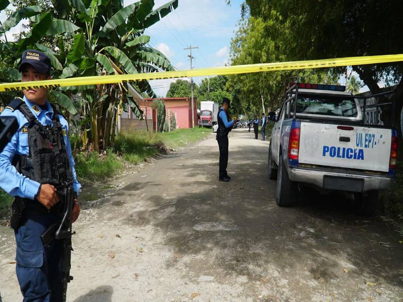 Agentes y técnicos de la Policía Nacional realizaron la requisa en la escena de la muerte del taxista Geovany Alvarado.