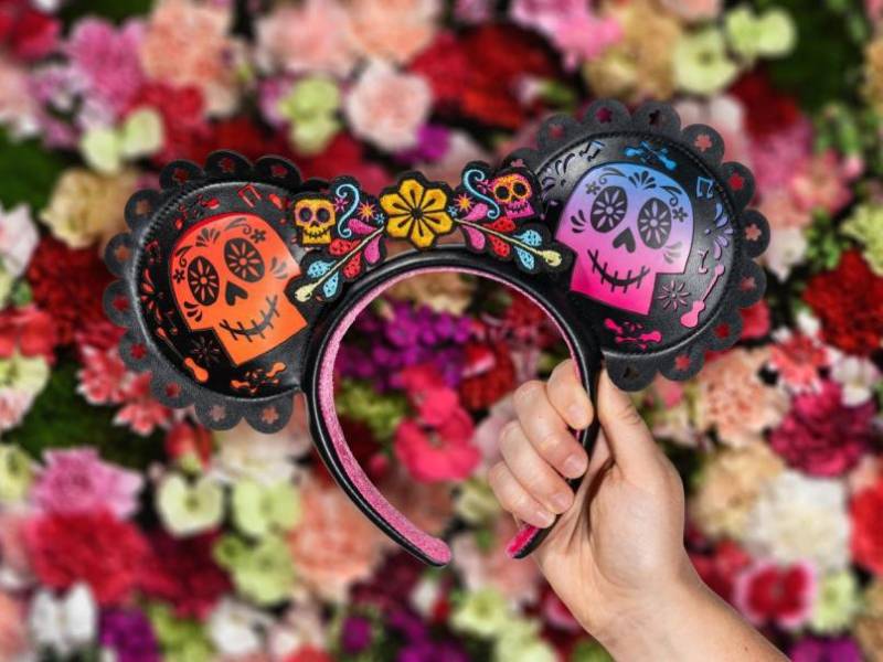 Fotografía cedida por Disney donde se muestra una de las orejas de Mickey decoradas con ornamentos de calaveras mexicanas alusivas a la película animada 'Coco', preparadas para el mes de celebración.