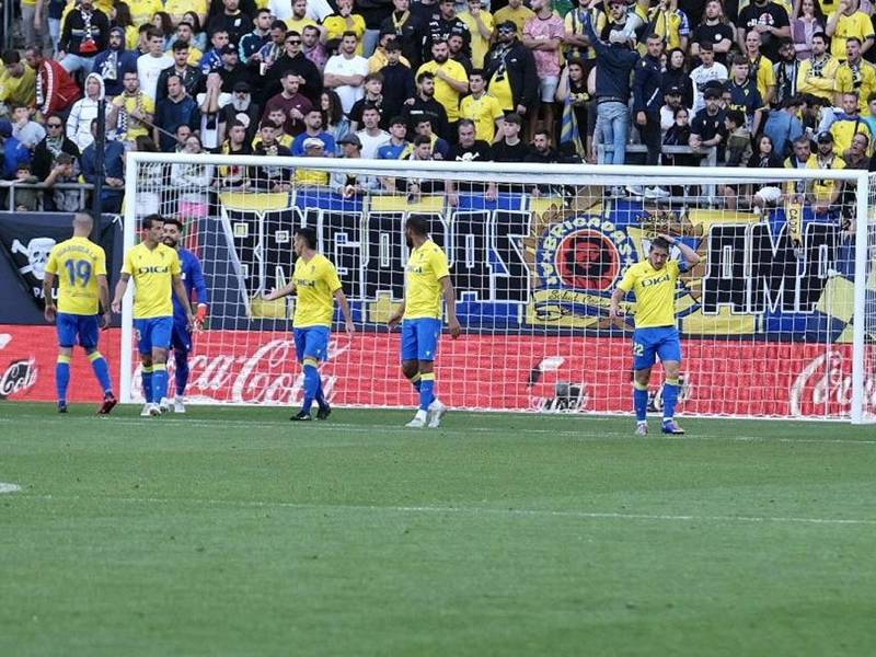 El Cádiz puede caer en puestos de descenso tras esta derrota contra el Sevilla.