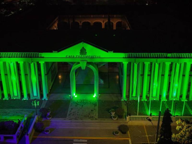 La fachada de Casa Presidencial fue iluminada de verde esperanza como parte de la campaña Visibles 2026, que promueve la inclusión y los derechos de las personas con parálisis cerebral.