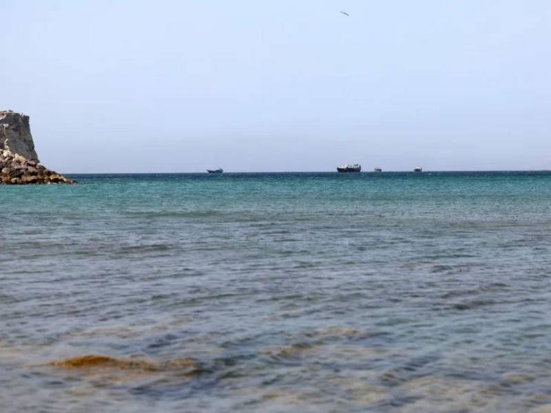 Barcos transitando por el estrecho de Ormuz, vistos desde Omán.