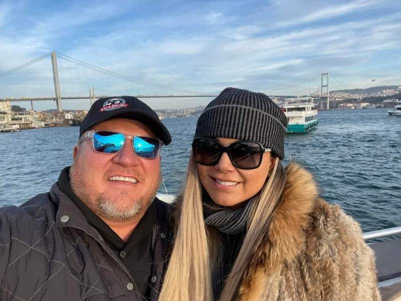 El empresario texano Bubba Saulsbury, de 51 años, junto a su novia, la actriz mexicana Aleida Núñez.