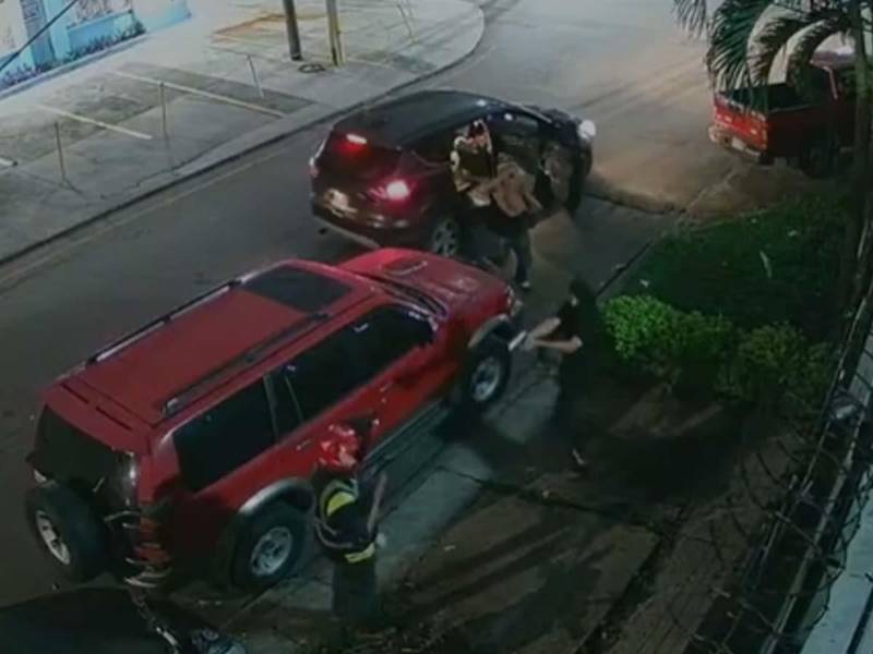 Un video muestra el momento en que dos hombres armados amenazan a un repartidor de comida y le roban la motocicleta en la colonia Moderna de San Pedro Sula.