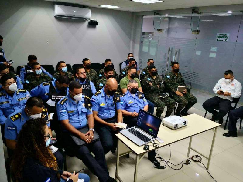 Los jefes de las fuerzas de seguridad pública y del 911 durante la reunión ayer.