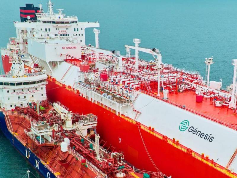 El buque Bilbao Knutsen recibió el primer cargamento de Gas Natural Licuado mediante una operación marítima especializada en Puerto Cortés, considerada el punto de partida para el uso de este combustible en Honduras.