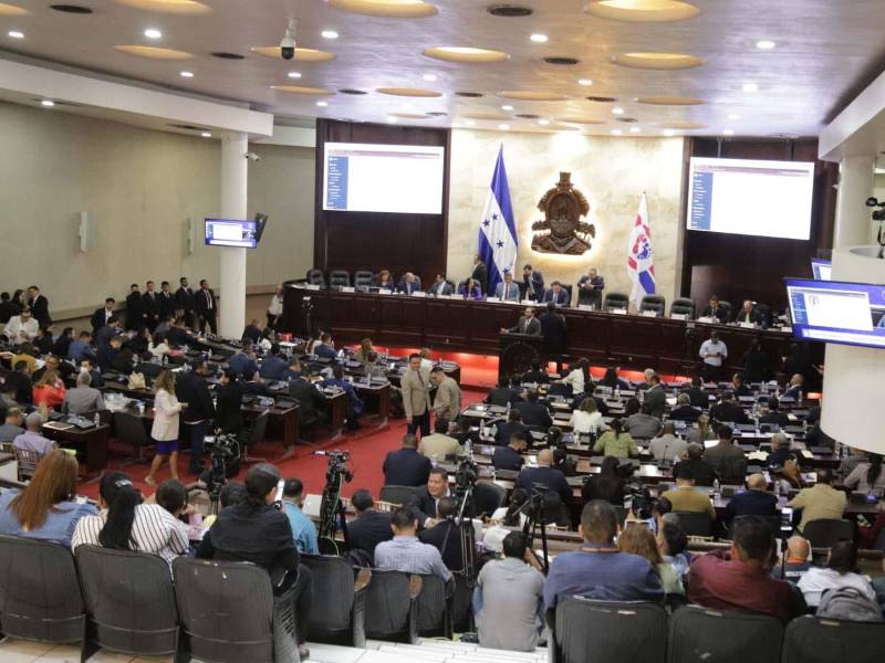 Sesión ordinaria del Congreso Nacional de Honduras, donde los diputados debatieron iniciativas de ley relacionadas con reformas y proyectos de interés nacional.