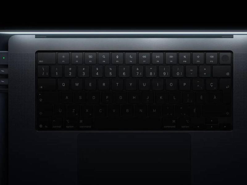 La MacBook Pro conserva una amplia selección de puertos, con tres conexiones Thunderbolt, HDMI, ranura para tarjetas SDXC y MagSafe para la carga, además del conector de audífonos.