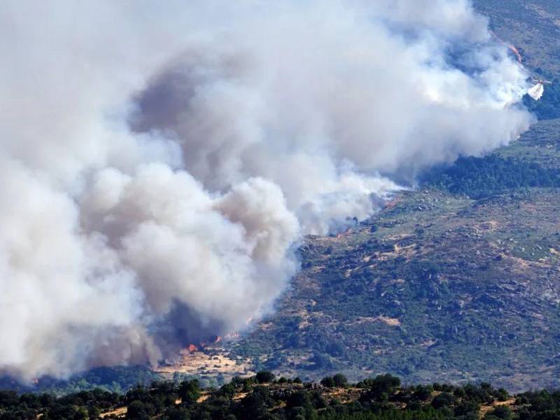 El fuego avanza en España mientras continúan las evacuaciones y confinamientos.