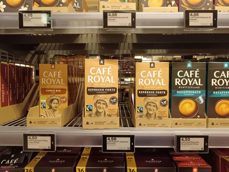 Paquetes de Café Royal con el rostro del hondureño Jesús Antonio Rápalo Murillo en estantes de supermercados de la cadena Migros en Suiza.