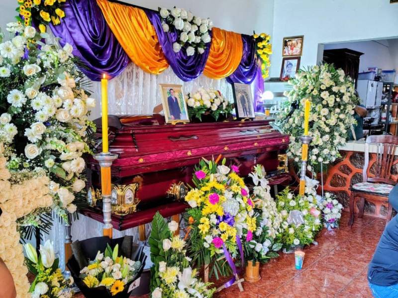 Los restos del ingeniero Miguel Madrid eran velados ayer en su casa en el barrio Los Almendros de Taulabé.
