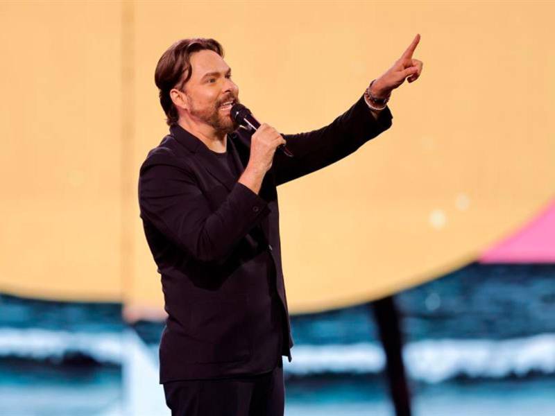 “Él cometió un error que le costó caro que es distraerse. El segundo error que cometió fue engancharse (pelearse) y se equivocó”, argumentó Alex Fernández, director del Festival Internacional de Viña del Mar.