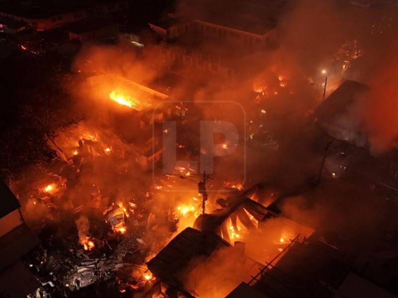 La noche del 29 de diciembre quedará grabada con fuego en la memoria de comerciantes y vecinos del mercado Medina, en San Pedro Sula. Un voraz incendio, registrado a la altura de la 6 Calle, redujo a cenizas el esfuerzo de toda una vida y sumió en el llanto a decenas de familias.