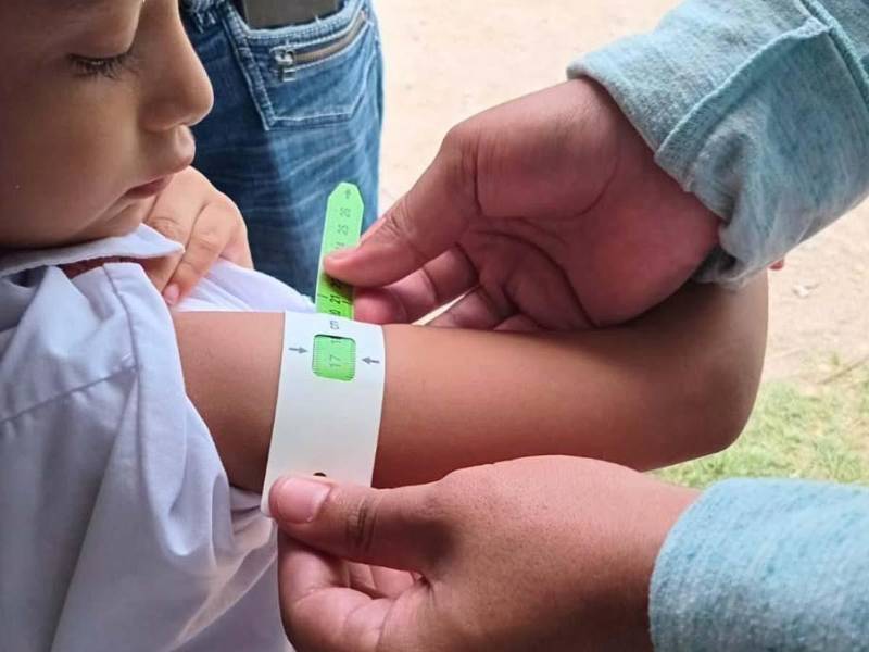 Foto referencial de una niña que es atendida por personal de Salud.