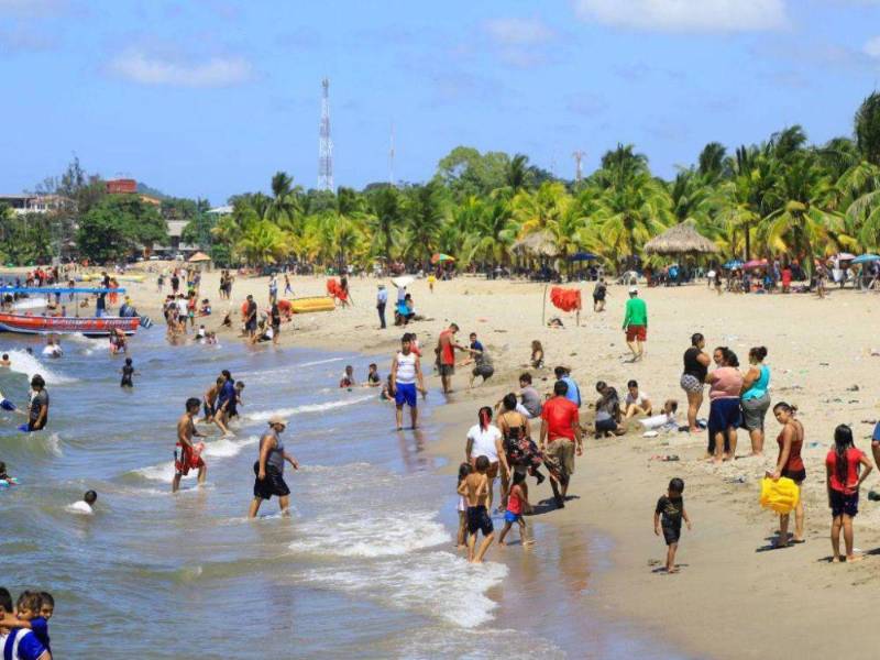 Hondureños en una playa | Fotografía de archivo