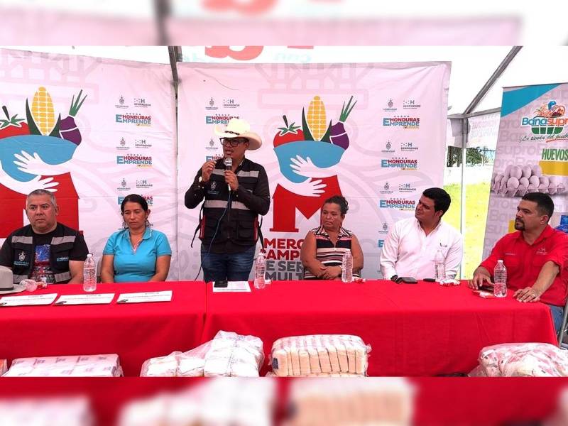 Las asociaciones de los Mercasem-RDS recibieron capital semilla con productos de la canasta básica en manos del director ejecutivo de Senprende, Dennis Corrales.