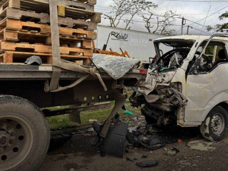 La escena del accidente muestra la parte frontal del camión blanco completamente destruida.