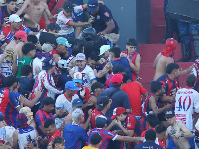 Los episodios de violencia registrados, se dieron en el sector de Graderías Norte del estadio Defensores del Chaco, donde los hinchas de Cerro Porteño tuvieron un enfrentamiento con los efectivos de la Policía Nacional.