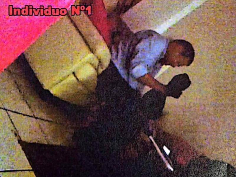 Romeo Vásquez Velásquez supuestamente con una bolsa de dinero.