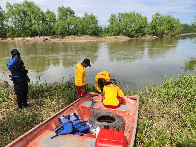 Elementos del Cuerpo de Bomberos ayudaron a sacar el cuerpo del río Aguán en Tocoa.