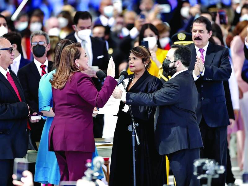 Jueza Karla Romero y Luis Redondo en la juramentación de la presidenta Xiomara Castro.