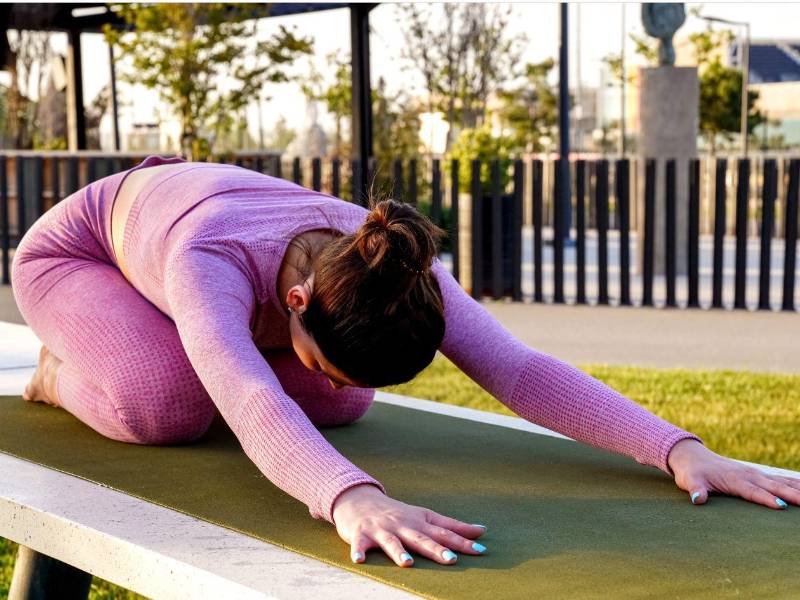 Mantenerse en un peso adecuado y realizar ejercicios para fortalecer la musculatura de la espalda y el abdomen son medidas que ayudan a aliviar el dolor.