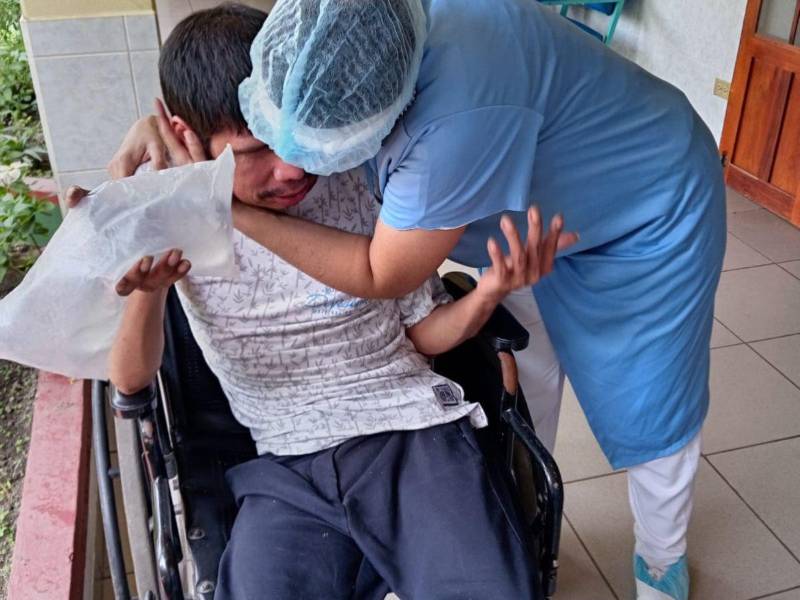 Una de las enfermeras del hospital Mario Rivas abraza a Jorge Alberto Mejía el día que fue trasladado al Hogar Don de Jesús.