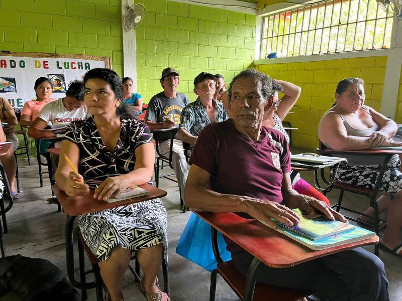 Adultos mayores que participan en el programa de reducción del rezago escolar