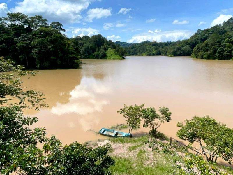 El aumento del nivel del agua en Yure genera preocupación entre los habitantes de Santa Cruz de Yojoa.