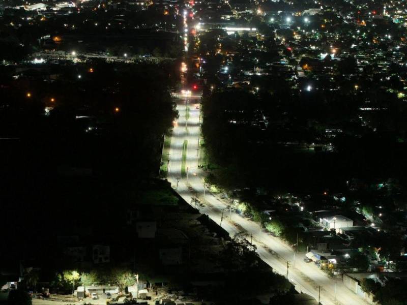 Una fotografía nocturna del bulevar Infop-Providencia que fue habilitado ayer por las autoridades municipales.