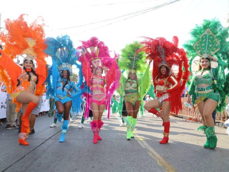 La Ceiba, conocida como la “Novia de Honduras”, vive una de sus noches más esperadas con el imponente desfile de carrozas y comparsas que pondrá el punto final a la tradicional Feria Isidra 2026.