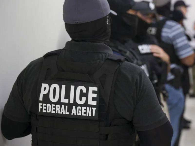 Fotografía de agentes federales.