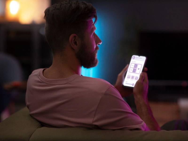 Una persona revisa su teléfono celular, desde el cual puede ser víctima de estafa.