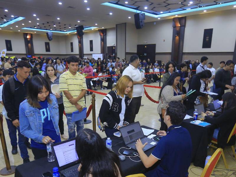 Sampedranos participan en feria de empleo organziada por la CCIC a principios de 2026.