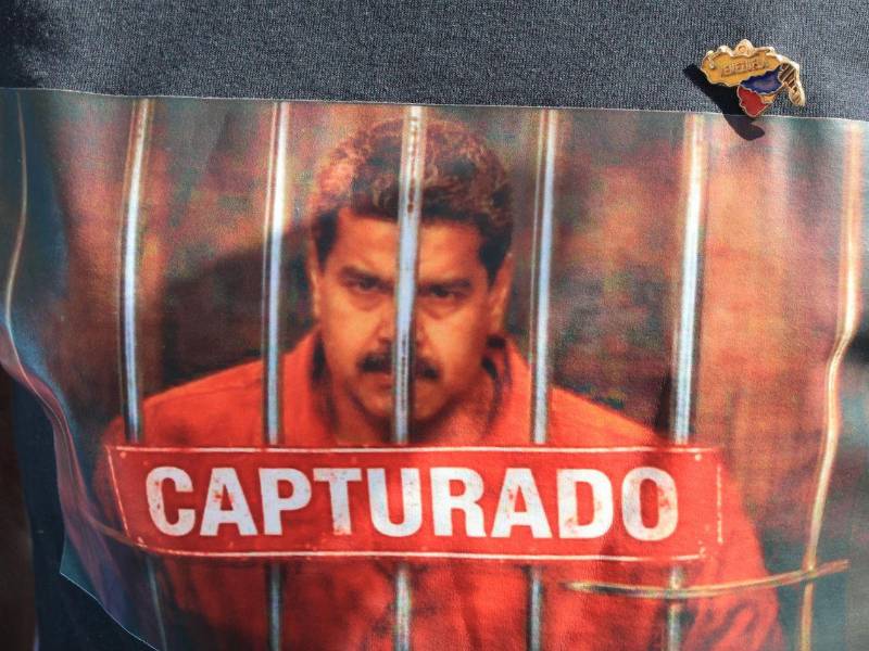 En la madrugada del 3 de enero, el presidente de Venezuela, Nicolás Maduro, fue trasladado a Estados Unidos tras una operación ejecutada por personal militar estadounidense en Caracas. El operativo denominado Absolute Resolve marcó un hecho sin precedentes en la relación entre ambos países y abrió un nuevo capítulo en la prolongada confrontación entre Washington y el chavismo.