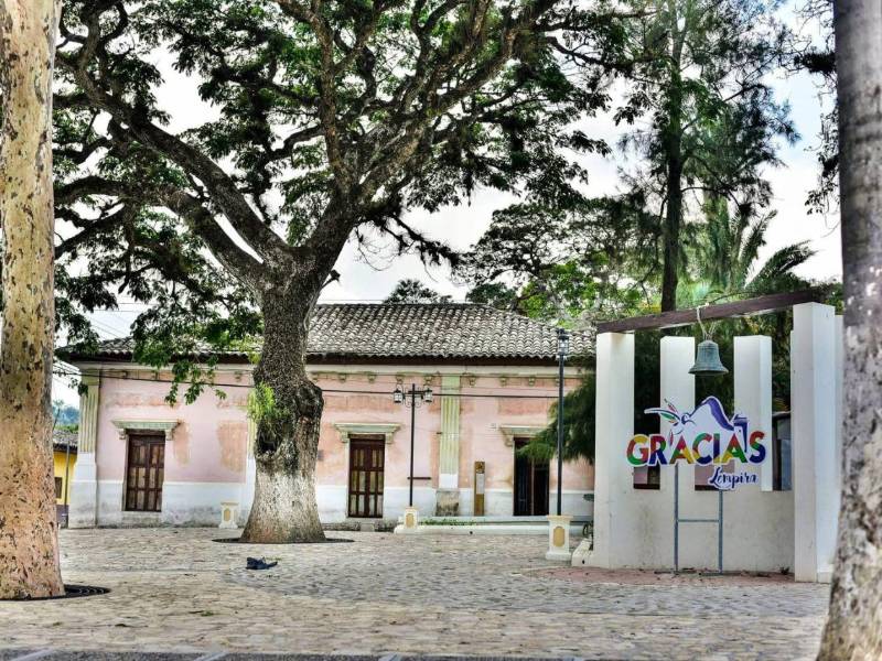 En la fotografía se puede apreciar que edificios emblemáticos resaltan sin la saturación visual que predominó en años anteriores.