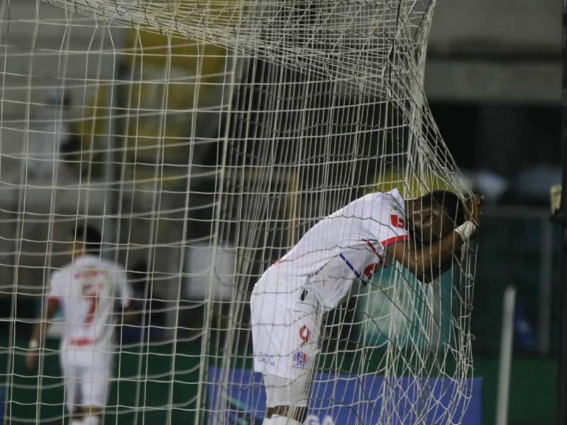 Jorge Benguché lamentando una ocasión errada.