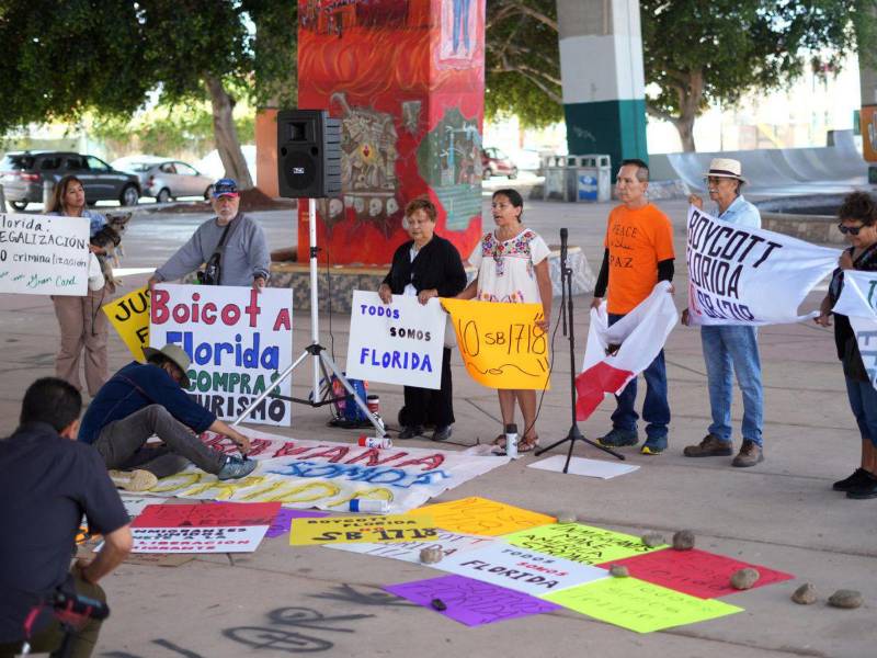 Decenas de personas se han manifestado en las últimas horas bajo el lema “Todos somos Florida”, exigiendo al gobernador republicano DeSantis que retroceda con sus intenciones restrictivas.