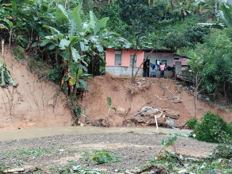 Entre el miedo y el abismo vive una familia de la colonia Canelas, en La Ceiba, con su casa a punto de ceder por los deslizamientos. Este es solo uno de los múltiples daños ocasionados por las lluvias recientes.