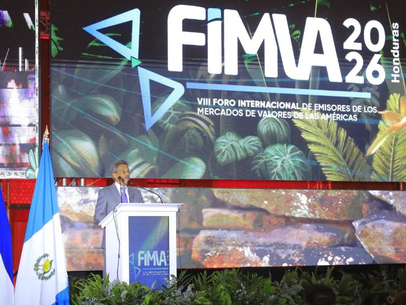 El ministro asesor de Inversiones, Epaminondas Marinakys, da la bienvenida a los participantes del octavo Foro Internacional de Emisores de los Mercados de Valores de las Américas.